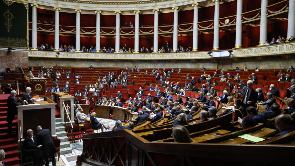 Motion de censure : une pratique fréquente, une seule fois couronnée de succès sous la Ve République