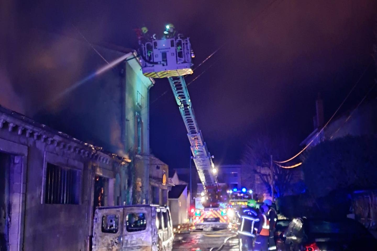 A Crest, onze véhicules et la maison d’un élu détruits par un incendie criminel