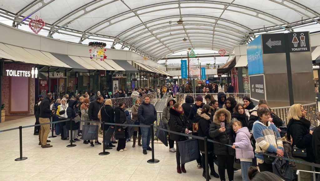 Tours : plus de 1 000 personnes rassemblées à l’ouverture des portes du magasin Primark