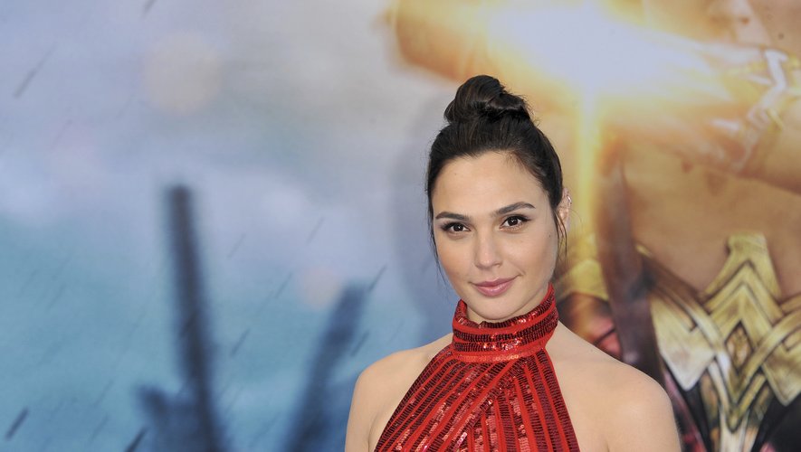 Elle souffrait de « maux de tête atroces » qui l’ont « clouée au lit » : l’actrice Gal Gadot (Wonder Woman) opérée d’un « énorme caillot de sang » au cerveau à 8 mois de grossesse