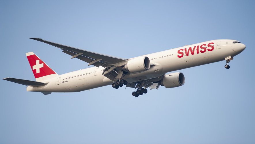 L’avion avait dû atterrir en urgence : un membre de l’équipage Swiss Airlines meurt de ses blessures après un dégagement de fumée