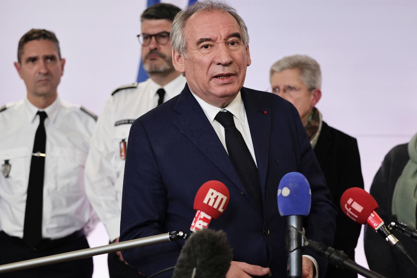 le PS sur sa « faim » après l’échange avec Bayrou, pas un mot d’Attal