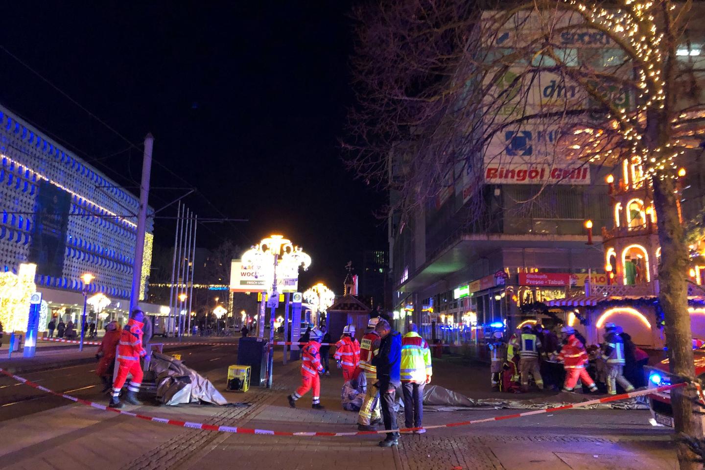 En Allemagne, à Magdebourg, au moins soixante blessés après qu’une voiture a percuté un marché de Noël ; les autorités régionales disent soupçonner une « attaque »