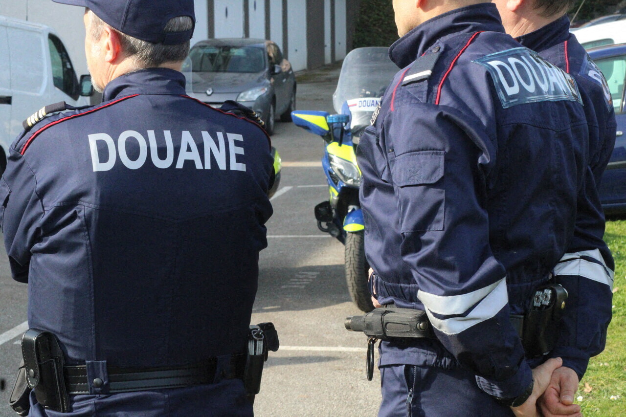 les douanes inspectent des poteaux en acier mal soudés et font une étrange découverte