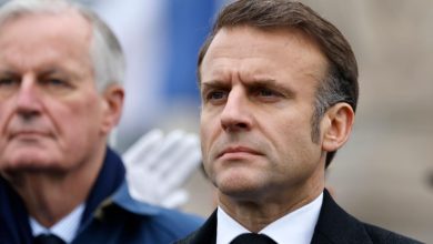 Emmanuel Macron « a pris acte » de la démission de Michel Barnier, qui assurera « la gestion des affaires courantes »