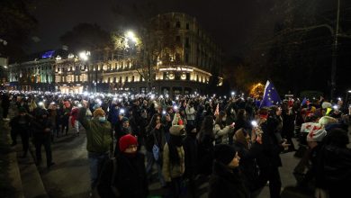 En Géorgie, des milliers de manifestants pro-européens défilent vers le Parlement à Tbilissi