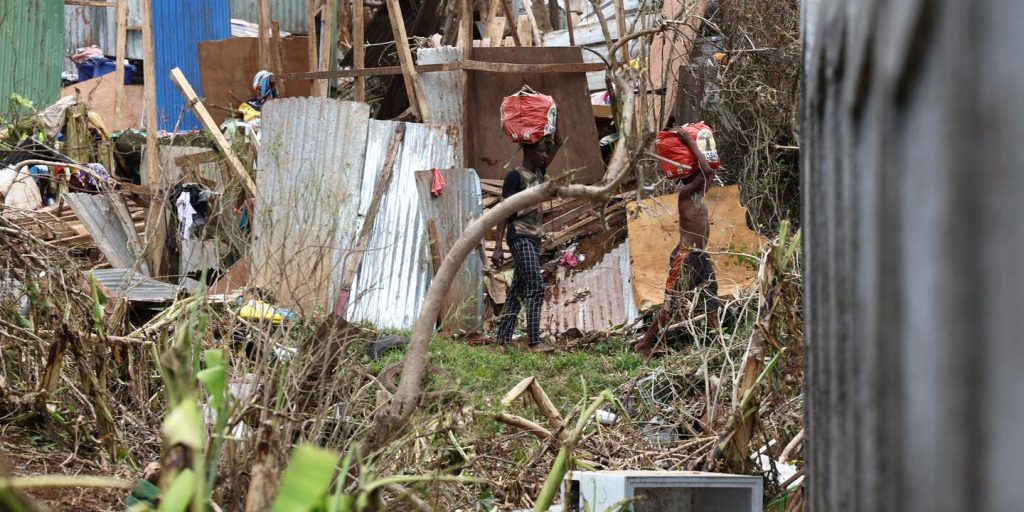 sur une île dévastée, une distribution urgente d’eau et de nourriture commence