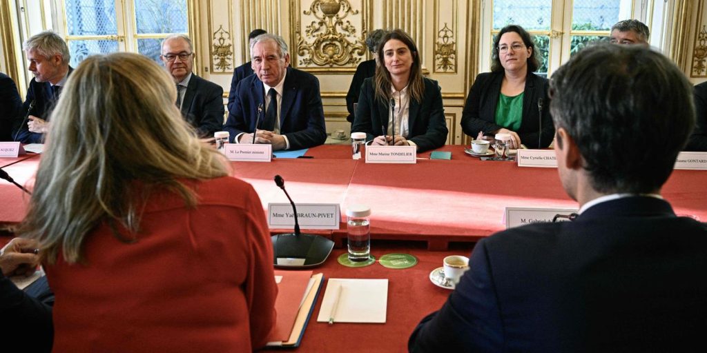 François Bayrou souhaite un gouvernement « avant Noël » ; le PS « très mécontent » des discussions à Matignon et les écologistes « très inquiets »