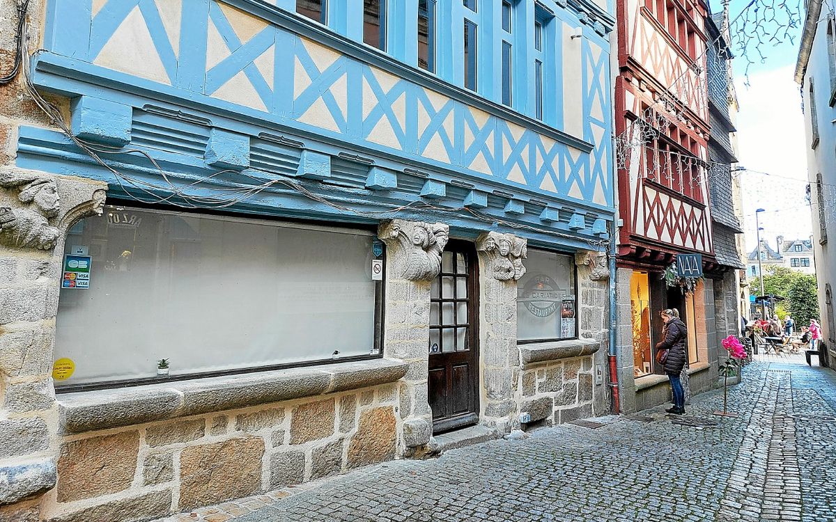 Précision : à Quimper, c’est le restaurant Les Cariatides qui a fermé ses portes