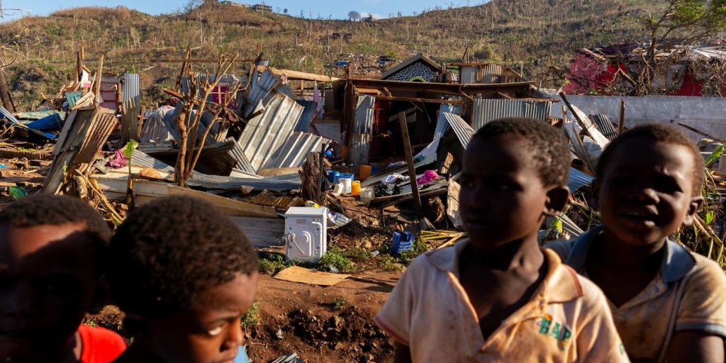 Mayotte attend une aide supplémentaire après le départ d’Emmanuel Macron ; l’approvisionnement en eau courante partiellement rétabli à Mamoudzou