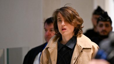 « On vous croit » : rassemblement de soutien à Adèle Haenel à l’ouverture du procès de Christophe Ruggia