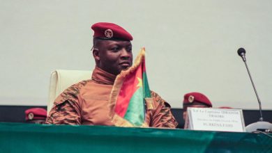 Au Burkina Faso, le chef de la junte limoge le premier ministre et dissout le gouvernement