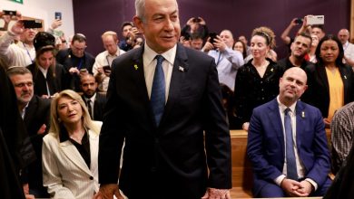 Benjamin Netanyahu arrive au tribunal de Tel Aviv pour la reprise de son procès pour corruption, interrompu en 2023