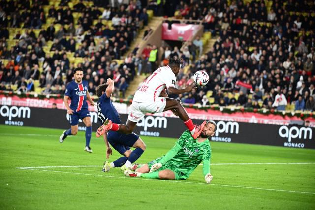 Wilfried Singo rate son tir et frappe Gianluigi Donnarumma au visage