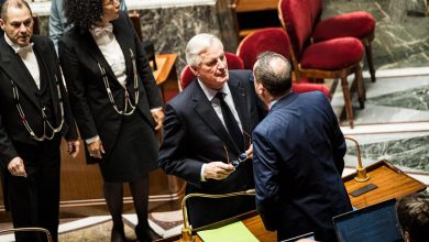 le gouvernement Barnier en sursis après le recours au 49.3, deux motions de censure déposées par le RN et la gauche, suivez les réactions