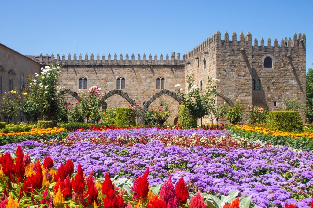 Oubliez Lisbonne et Porto, cette ville historique portugaise au charme incroyable est la destination qui a le vent en poupe