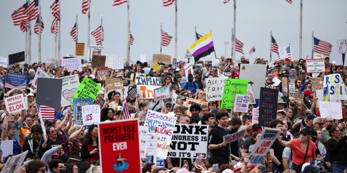 À travers les États-Unis, les foules se mobilisent contre Donald Trump